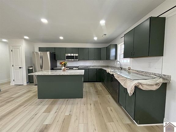 4th image of 210 Clover Cres