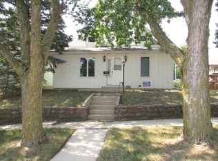 611 W Cherry St, Cherokee, IA 51012