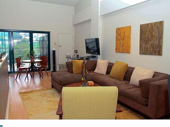 3rd image of 2 Leverington Ave Penthouse 16