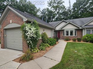 21295 Juniper Ct, Farmington, MI 48336