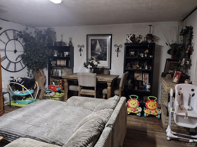 Listing photo 3