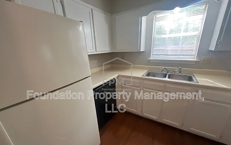 2 bed, 1.5 bath, 1195 sqft, $1,300 — Photo 4