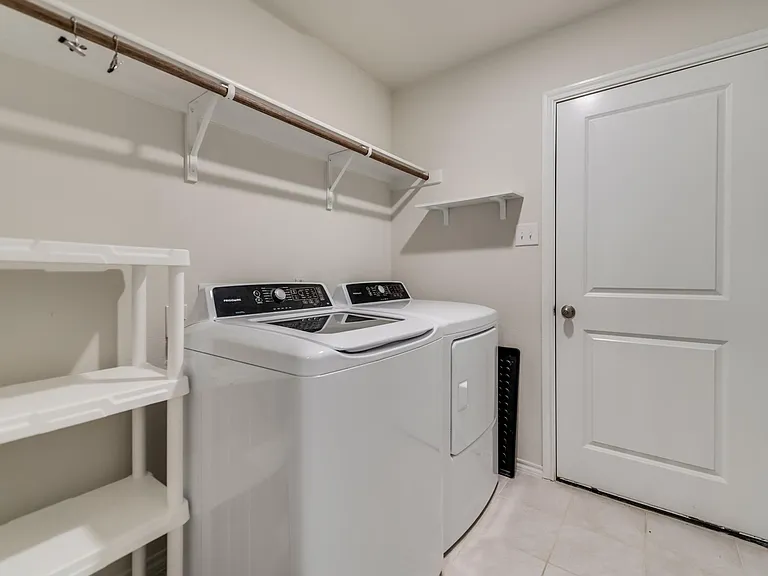 1302 Meadow Creek Dr — Photo 25
