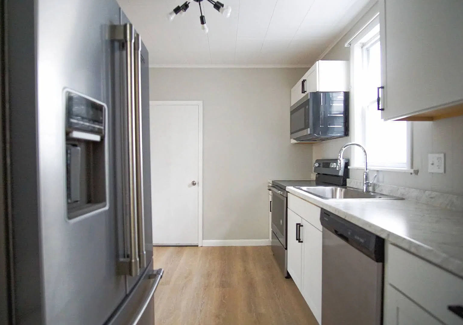 2 bed, 1.0 bath, 1215 sqft, $1,850 — Photo 2