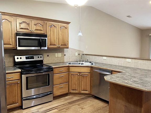 5th image of 821 Newfoundland Dr