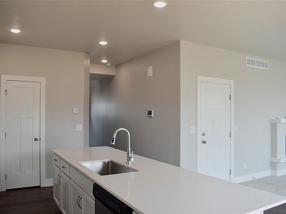2nd image of 610 SE Mesa Dr