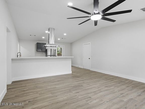 3rd image of 695 Ralde Cir