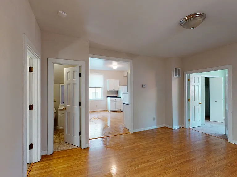 1122 Market St E — Photo 5