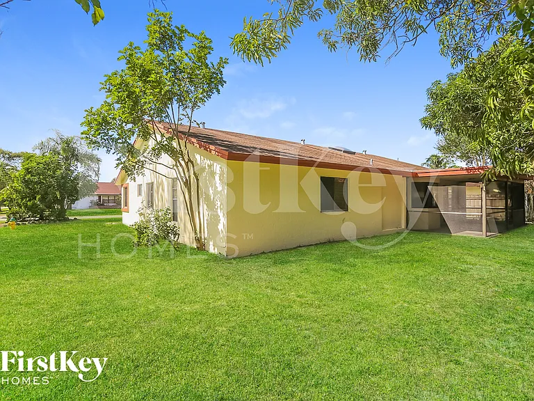 1013 SW 49th Ave — Photo 15
