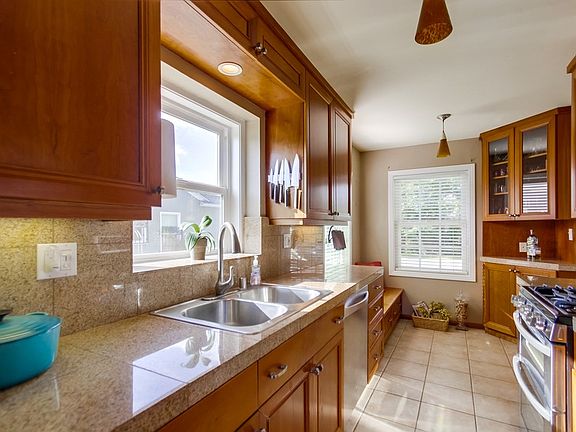 5th image of 4749 Lorraine Dr