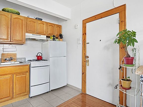 4th image of 599 Hudson St #3B