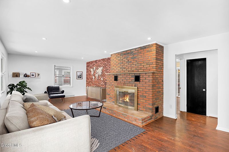 5th image of 11 Hillside Avenue