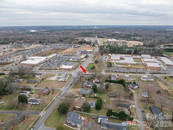 3rd image of 816 S Point Rd