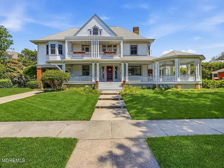 211 Cedar Ave — Photo 1