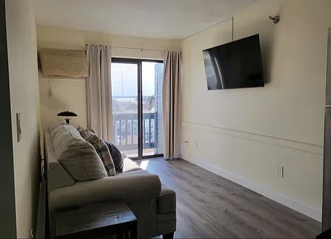 5th image of 32 Ashworth Ave #229
