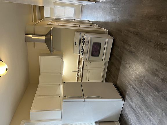4th image of 4333 S Wood St #2F