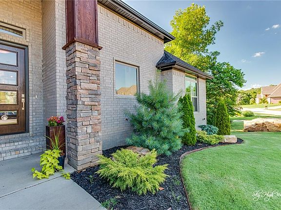3rd image of 2932 E Pebblestone Dr