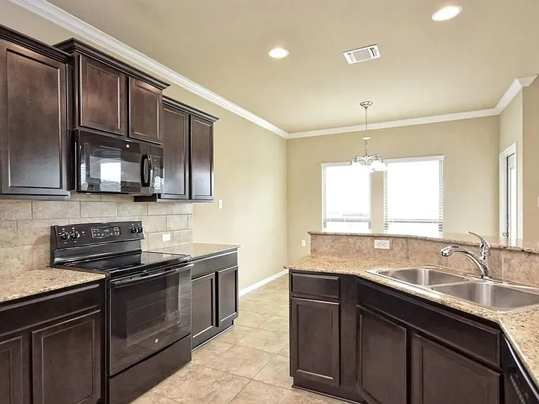 5707 Blackstone Dr — Photo 8