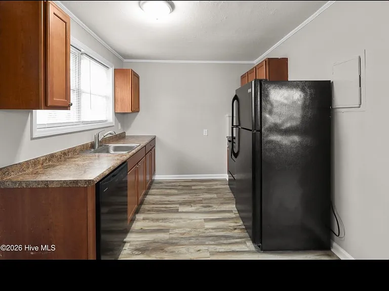 300 Starling St — Photo 7