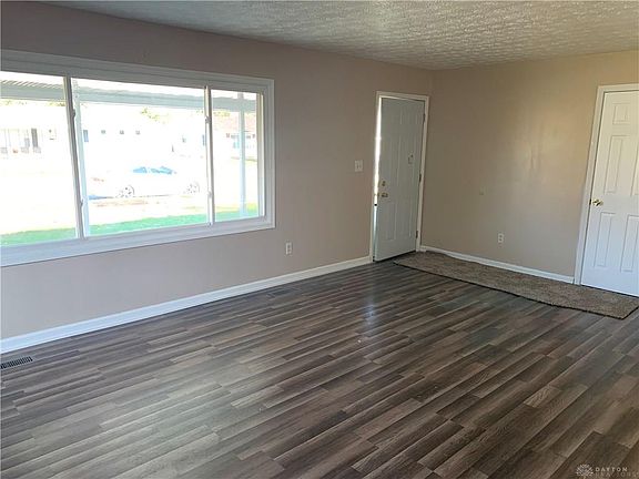 4th image of 2620 Maplegrove Ave