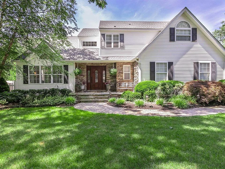 1st image of 16 Knob Hill Dr