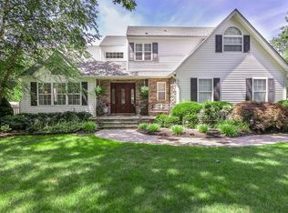 16 Knob Hill Dr, Kings Park, NY 11754