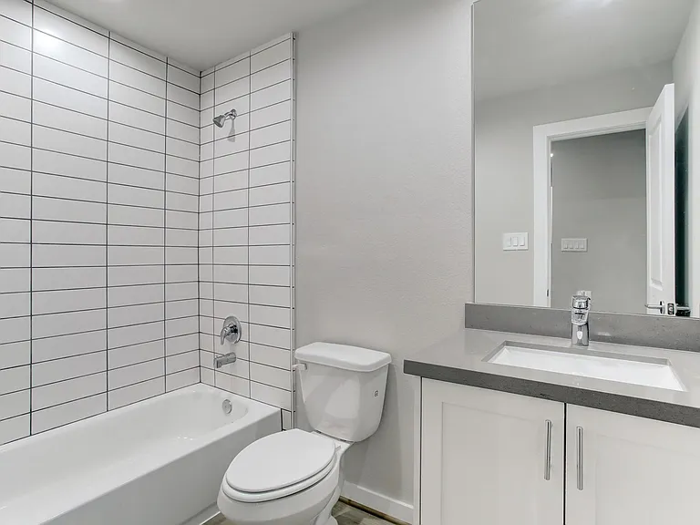 645 E 11th 1/2 St #16 — Photo 5