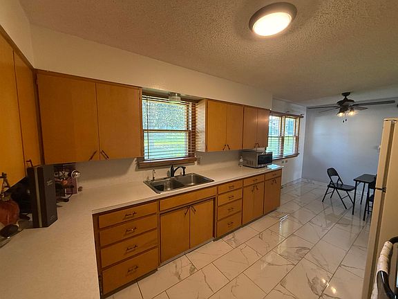 5th image of 225 9th St SE