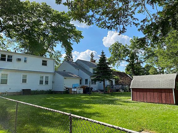 Lg yard - fence on 2 sides