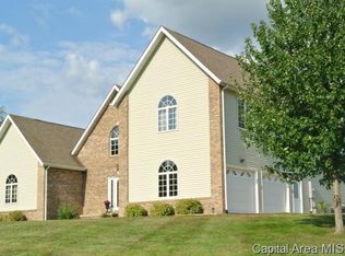 12 Lindell Dr, Jacksonville, IL 62650