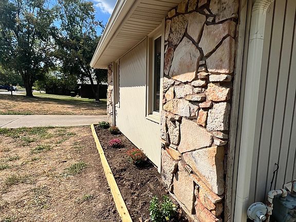 3rd image of 2633 W Hanover Dr