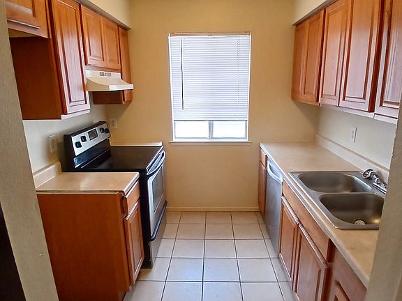 4th image of 1282 N 10th Ave