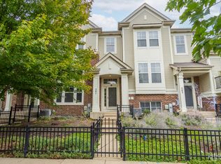 587 Grosvenor Ln, Aurora, IL 60504