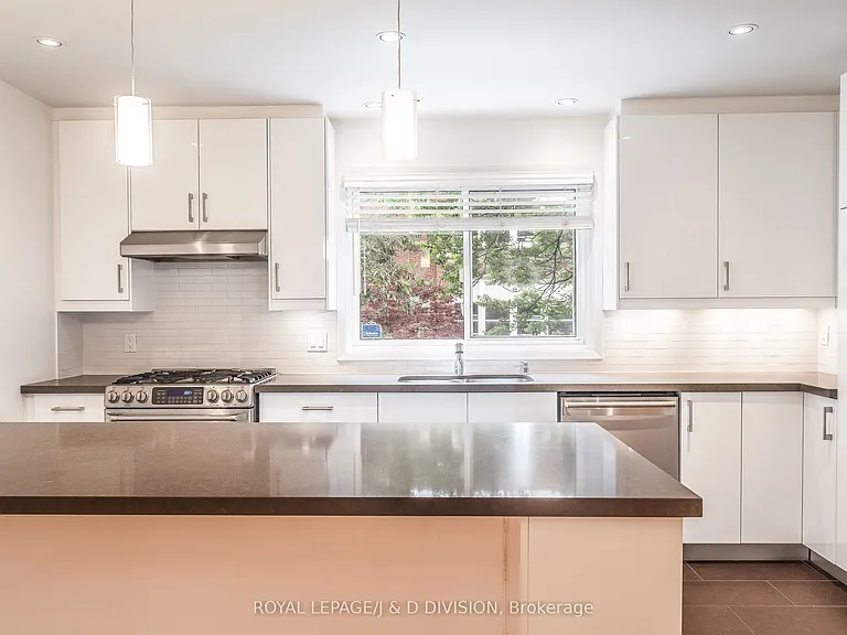 640 Adelaide St W — Photo 10