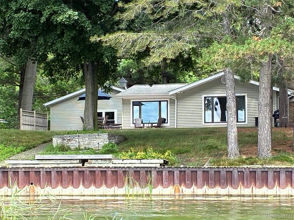 2nd image of 2737 N Lakeview Dr