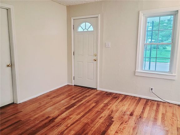 4th image of 2641 Gladstone St