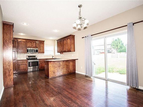3rd image of 18805 W 160th Pl