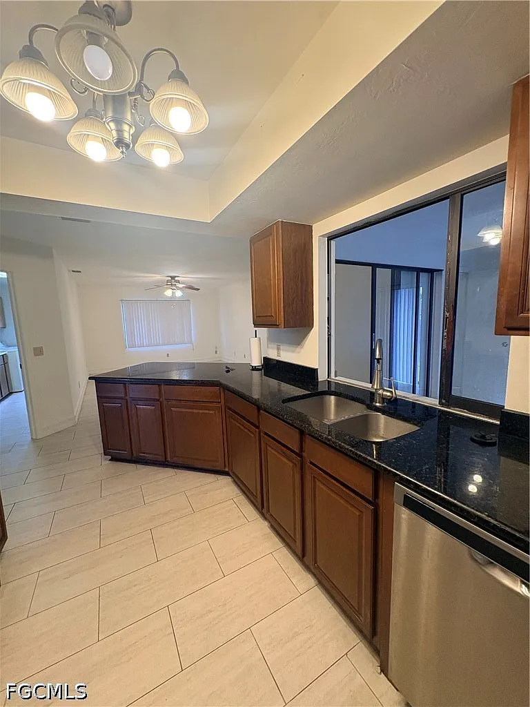 3 bed, 2.0 bath, 1632 sqft, $2,000 — Photo 2