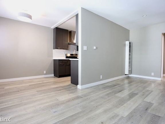 5th image of 514 S Mariposa Ave #202