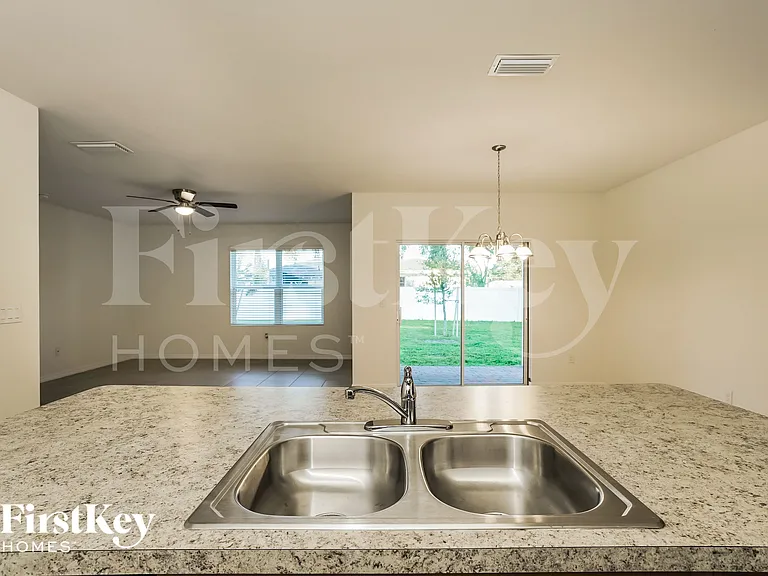 237 SE 3rd St — Photo 4