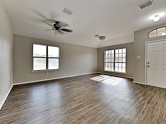 3rd image of 1076 Cove Hollow Dr