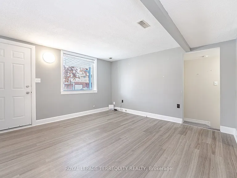16 Royal Ave — Photo 7
