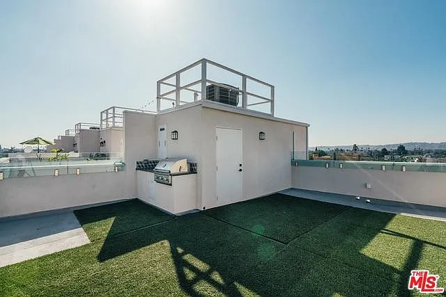 1828 1/2 S Redondo Blvd — Photo 14