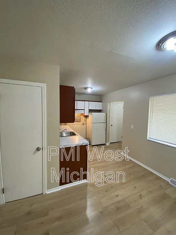 3 bed, 1.5 bath, 1320 sqft, $1,850 — Photo 2