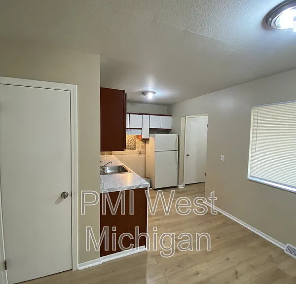 6081 In The Pines Dr SE — Photo 2