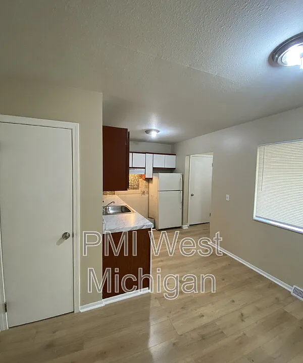 6081 In The Pines Dr SE