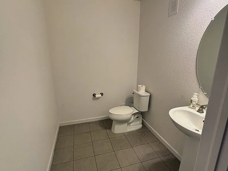 Extra size powder room (1st floor)