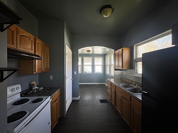 3rd image of 614 W Willow St