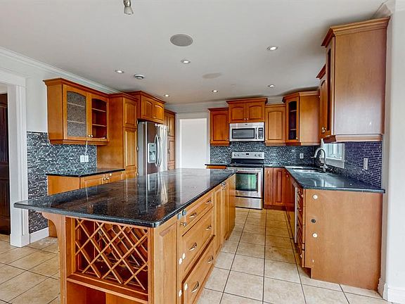 3rd image of 10 Shelburne Street
