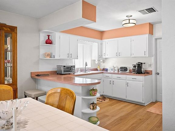 3rd image of 5821 Gulfport Blvd S